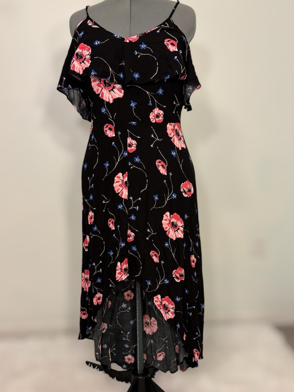 Size XL “cold shoulder” summer dress with hi-lo hem.